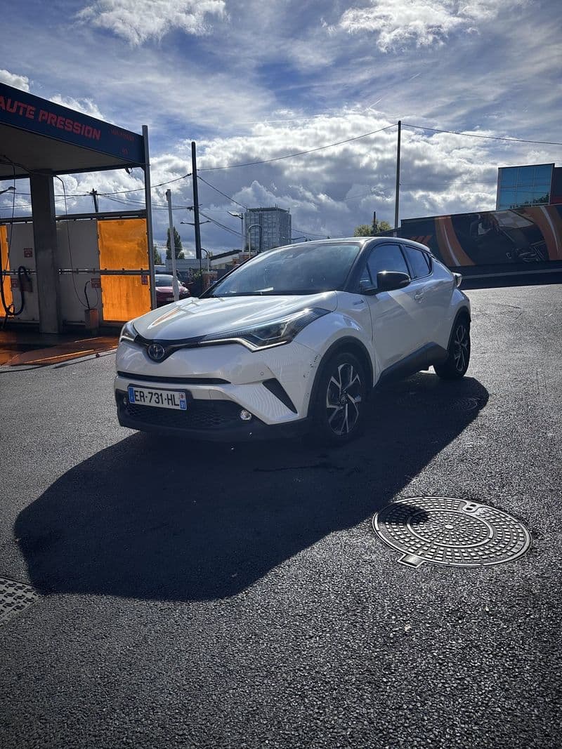 Toyota C-HR hybride blanc, photo 1