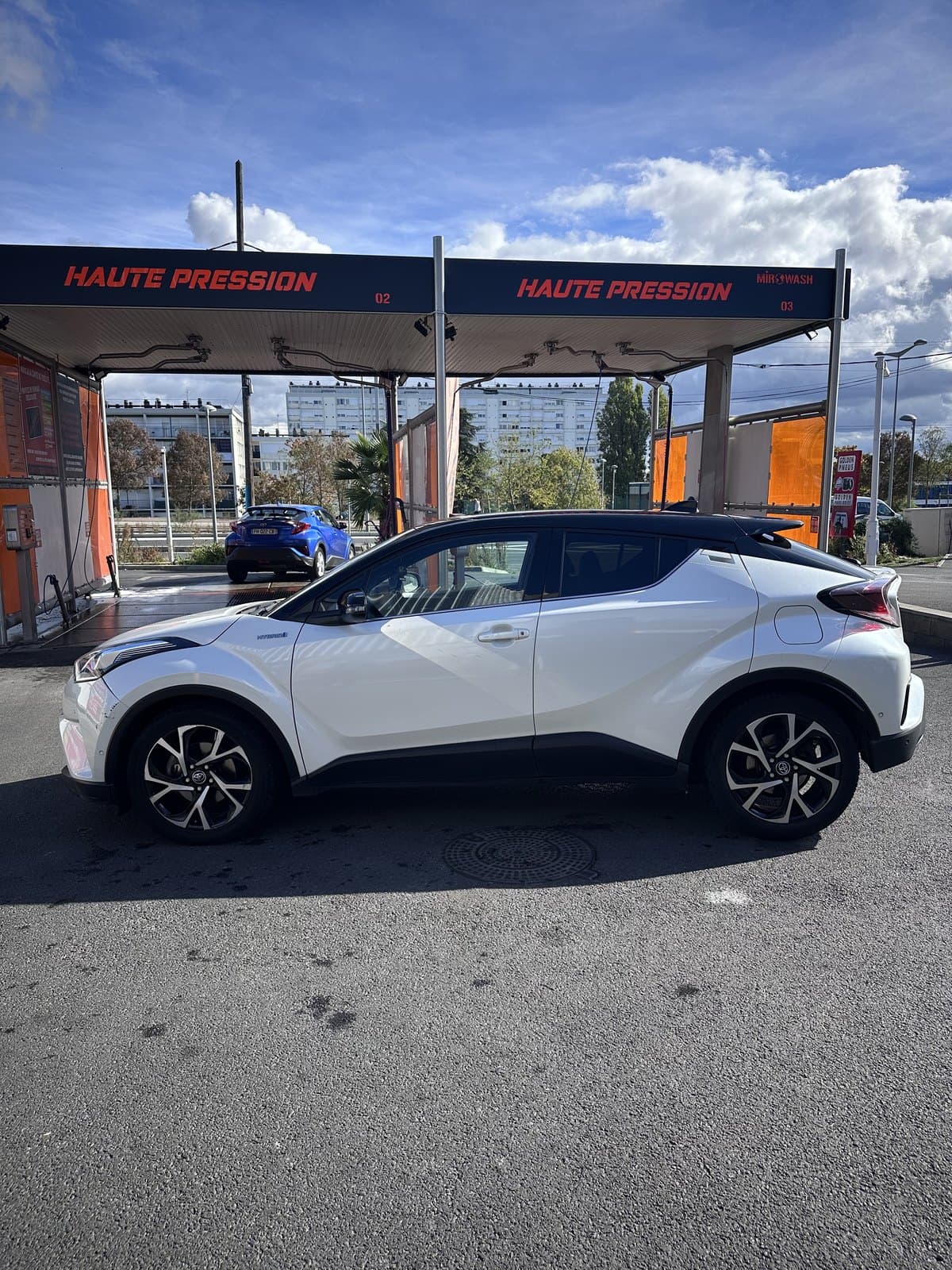 Toyota C-HR hybride blanc de l’agence Dewenaty