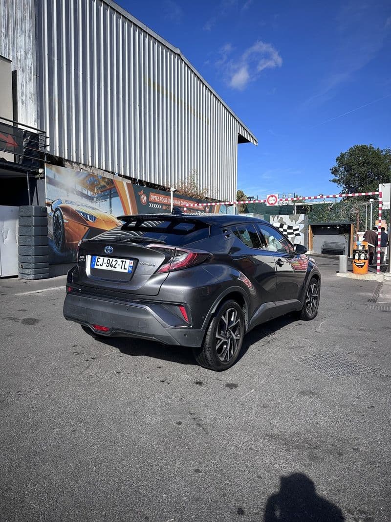 Toyota C-HR hybride gris, photo 3