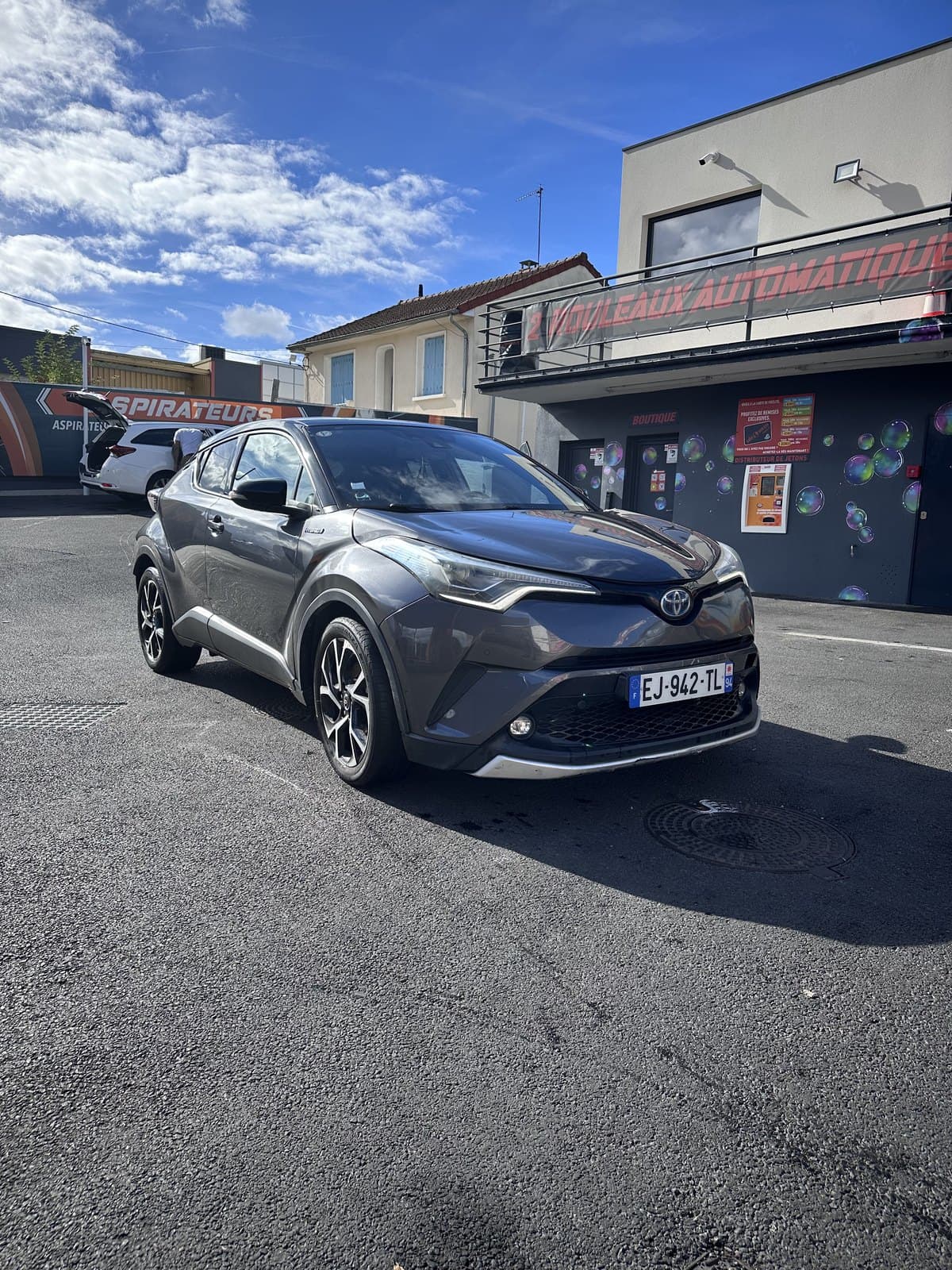 Toyota C-HR hybride gris de l’agence Dewenaty
